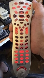 RadioShack Telecomando Universale 6 in Uno Argento - Testato - Foto 1 di 1