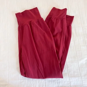 Athleta Damen Salutation Jogginghose Größe Small P burgunderrot weinrot rot Taschen - Bild 1 von 12