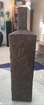 "Florero grande contemporáneo marrón espresso texturizado AKIKO 18"" de colección caja y barril usado en excelente estado" Foto 1 de 4