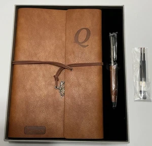 XMusk Caja de Regalo Vegano Imitación Cuero Diario Perno Acción Pluma con Recambios Usado Nuevo en Caja - Imagen 1 de 7