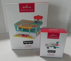 Hallmark 2023 Fisher Price AIrport & Mini Fun Jet 2pc Ornament Set MIB Brandneu - Bild 1 von 1
