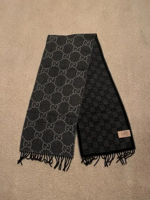 Bufanda Gucci negra y gris usada 34 x 195 centímetros Foto 1 de 3