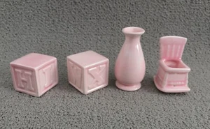 Alphabet Buchstaben Keramik rosa Baby Block Würfel Stuhl Vase klein - Bild 1 von 6