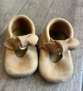 Freshly Picked Beige Moccasin Leather Infant Baby Girl Size 6 Shoes