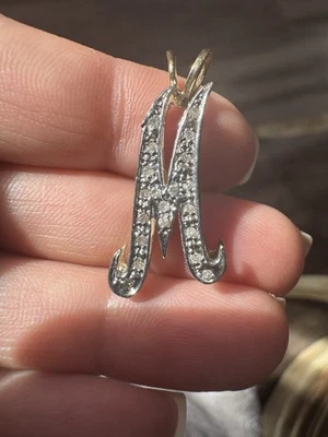 DE COLECCIÓN ORO 14K DIAMANTE PAVÉ 1” LETRA INICIAL CURSIVA “M” COLGANTE 3 GRAMOS Foto 1 de 4