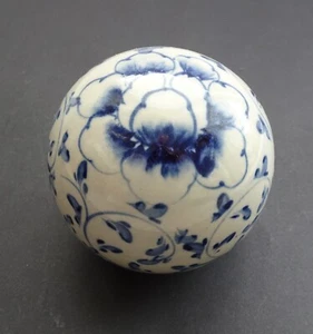 Dekorative Deko-Kugel Keramik-Kugeln Motiv blaue Blütenranke in cremeweiß-blau - Bild 1 von 6