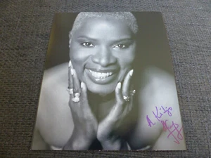 ANGELIQUE KIDJO autografo firmato su immagine 20x25 cm di persona LOOK - Foto 1 di 1