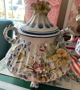Hand painted Italian Tureen with porcelain flowers - Picture 1 of 7