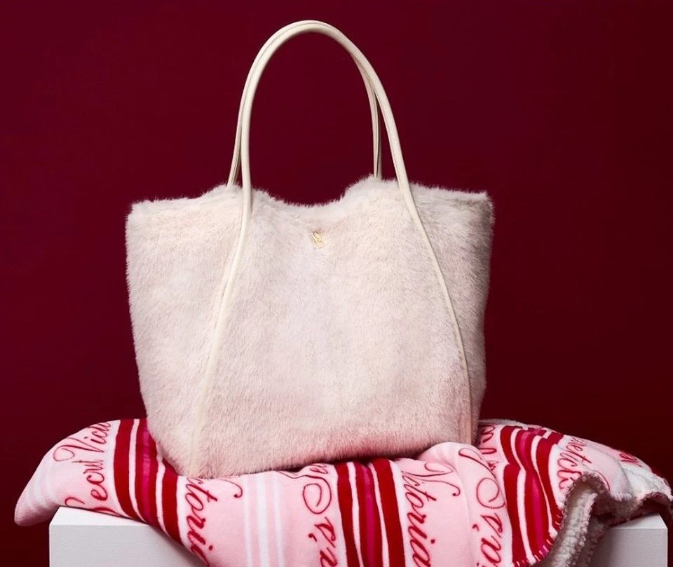 Victoria’s Secret Fuzy Tote & Sherpa Blanket - Nuevo con etiqueta Foto 1 de 1