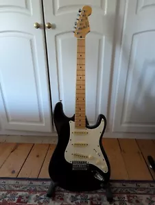 Squier Stratocaster, negra con cuello de arce, hecha en Corea 1991 Samick - Imagen 1 de 7