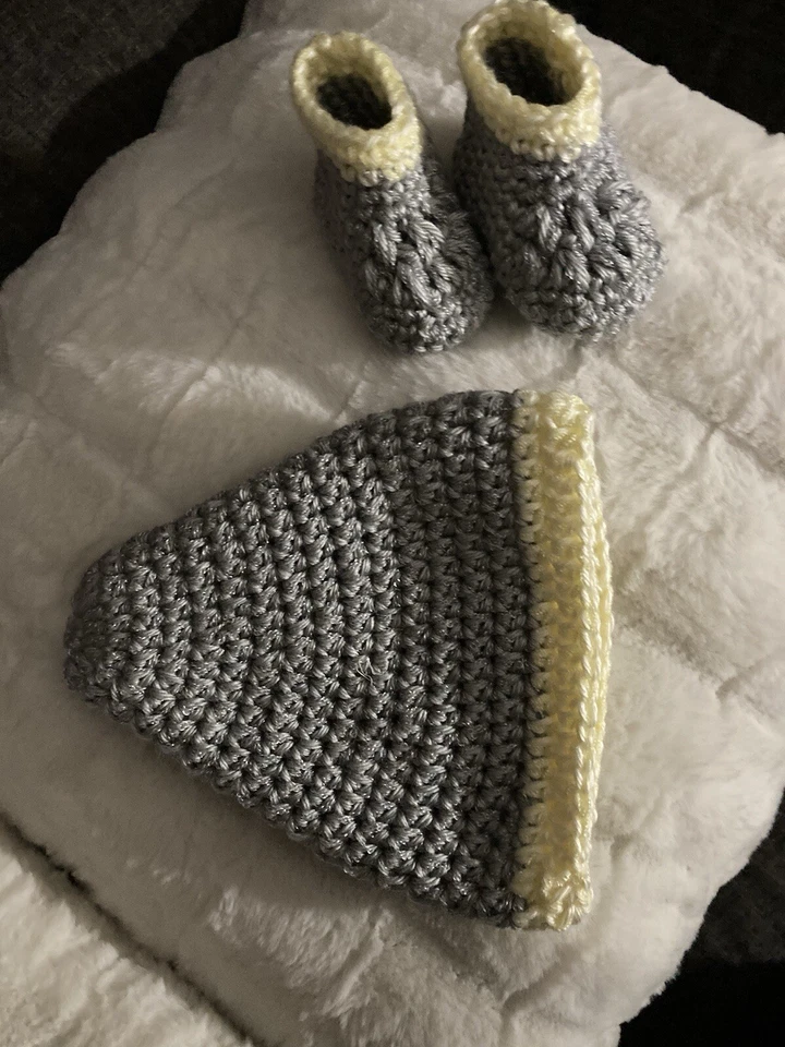 Gorro Y Zapatos Para Niño - Image 1 of 1