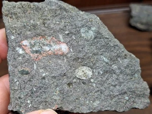 Basalto amigdaloidal colorido de la mina de cobre Keweenaw Peninsula Michigan - Imagen 1 de 8