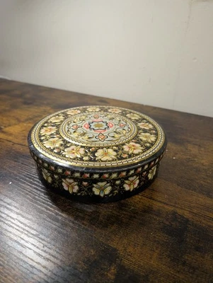 Edward Sharp & Sons Metal Cookie Biscuit Tin 3D Textured Floral England Round A3 - Image 1 of 4