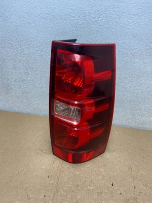 Chevrolet Tahoe Suburban 2008-2014 pasajero derecho luz trasera derecha fabricante original U9952 DW Foto 1 de 4