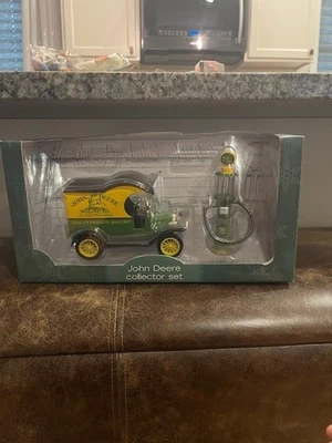 Camión de reparto Ford Modelo T 1912 John Deere Collectors y bomba de gasolina Wayne de 1920 Foto 1 de 2