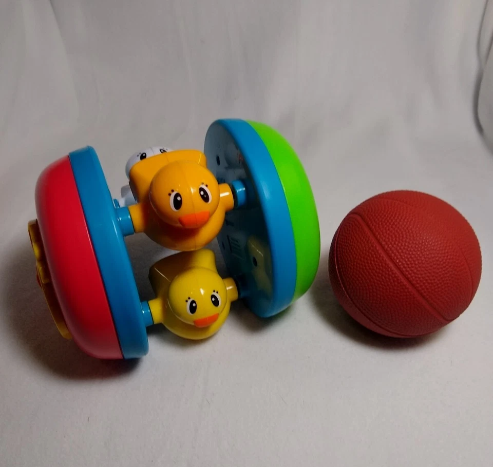 Playskool Busy Basics Chase N Crawl Duckies Rolling Baby Toy Sonajero y Step2 Ball  Foto 1 de 4