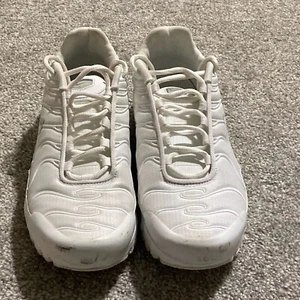 Nike Air Max Plus GS Shoes Triple White CW7044-100 Youth Size 7Y Women’s 8.5 - Picture 1 of 12