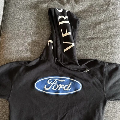 Sudadera con capucha negra Versace x Ford $1176 Foto 1 de 4