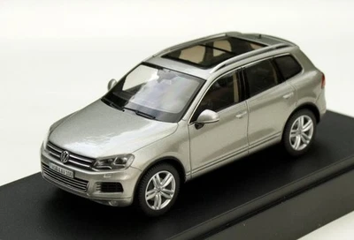 VW Touareg II Typ 7p Bj. 2010-2014, Metallo Argentato, Schuco-Modell Im M.1:43 - Immagine 1 di 4