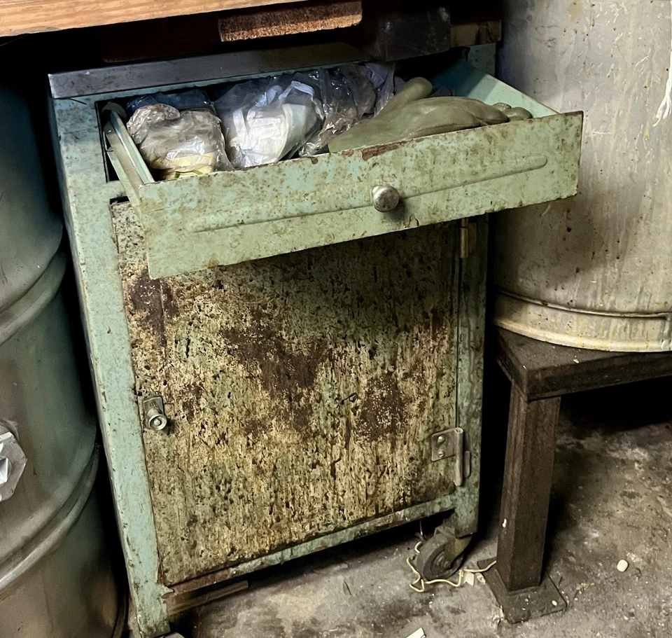 Armário industrial vintage de metal com gaveta - Imagem 1 de 1