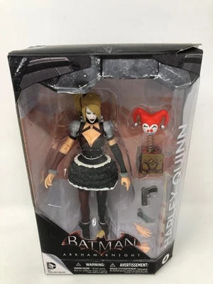 Figura de acción DC Collectibles Batman: Arkham Knight: Harley Quinn Foto 1 de 4