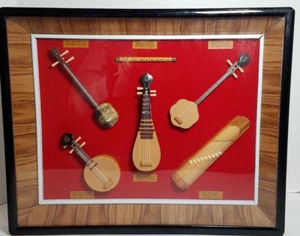 Instrumento musical en miniatura chino asiático caja de historia exhibición de arte 12"x15" - Imagen 1 de 19