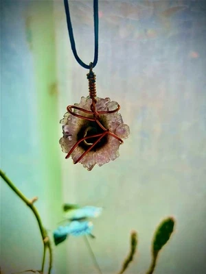 (J-AM-41) фиолетовый белый аметист кристалл желтовато-коричневый пещера сталактит круглый ломтик подвеска - Изображение 1 из 3