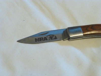 NRA 口袋刀玫瑰木柄锁平边锁扣 — 第 1/4 张图片