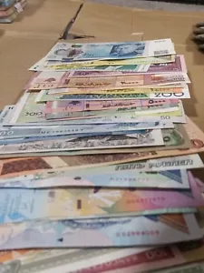 Lote de 75 billetes UNC - Incluye billetes de 5 libras esterlinas del rey Carlos y 10 Zimbabue - Imagen 1 de 4