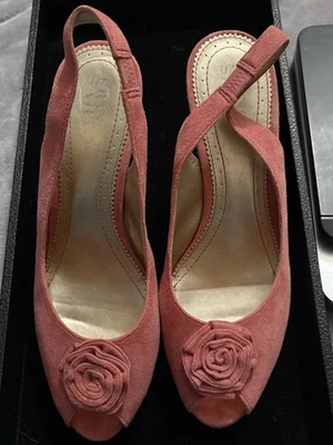 Talla 7.5 Franco Sarto Cuero Rosa Punta abierta Tacones de cuña con una flor en cada uno Foto 1 de 4