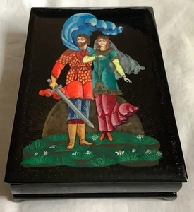 Vintage handbemalte schwarze russische Lackschatulle mit Fuß 6" x 4" Mann Frau SIGNIERT - Bild 1 von 8