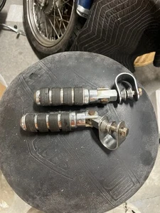 KURYAKYN Harley HIGHWAY PEGS & MOUNTS Chrome TOURING SOFTAIL DYNA FXR SPORTSTER - Picture 1 of 7