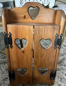 Mensola in legno con ante a cuore Cottagecore decorazione parete country - Foto 1 di 4
