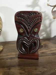 DE COLECCIÓN TALLADA MADERA MAORÍ TIKI PARED ESTATUA TÓTEM MOKO MÁSCARA ÍDOLO PAUA SHELL - Imagen 1 de 4