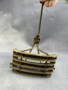 Primitive Rinder - Pferdepflegebürste Werkzeug Metall Reitsport Sammler - Bild 1 von 3