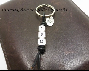 I Love You - Handgestempelt Aluminium Buchstaben Würfel Schlüsselanhänger. - Bild 1 von 4