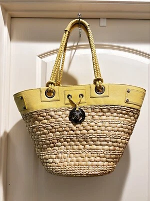 Bolso de Mano Tommy Bahama Informal de Paja con Borde de Cuero Amarillo Soleado y Acentos de Metal Foto 1 de 4