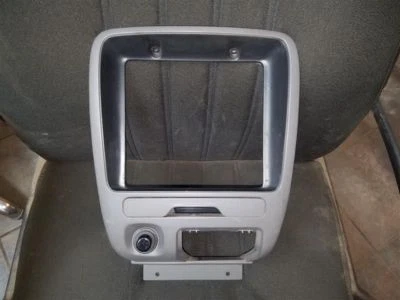 1997 MERCURY VILLAGER GRAY RADIO SURROUND, W-COIN TRAY, SMALL WEAR Foto 1 de 4