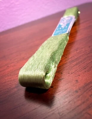 VINTAGE Silk (?) Material Peludo Súper Único Verde NOS Completo 9 Pies Cinta Costura Foto 1 de 4