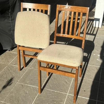 Paquete de 2 sillas plegables de madera maciza, tapicería acolchada, acabado madera frutal Stakmore Foto 1 de 4