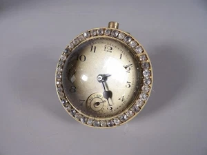 Ancienne petite Pendule en Verre et Laiton cerclée de Brillants - Imagen 1 de 11