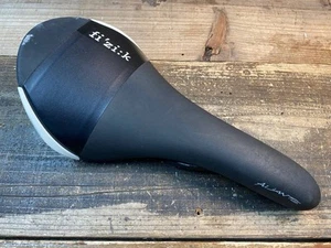 Iu975 Fizik Aliante R1 Regular Saddle Black Carbon Rail - Picture 1 of 9