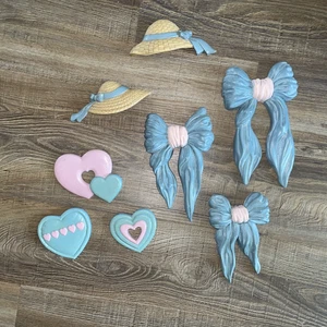 9 Homco Wandbehänge (3) blau & rosa Schleifen (3) Herzen (3) Hüte süß Vintage Dekor - Bild 1 von 13