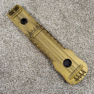 Strumento a corda vintage Ukelin finitura oro decorazione arte popolare - condizioni rustiche - Foto 1 di 13