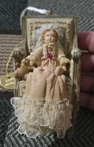 Vintage Kurt Adler Louis Nichole Puppe im Sessel viktorianischer Stil Ornament - Bild 1 von 14