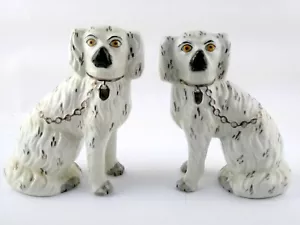 Antica coppia di statuine cane seduto inglese Old Staffordshire Ware 6 pollici - Foto 1 di 12