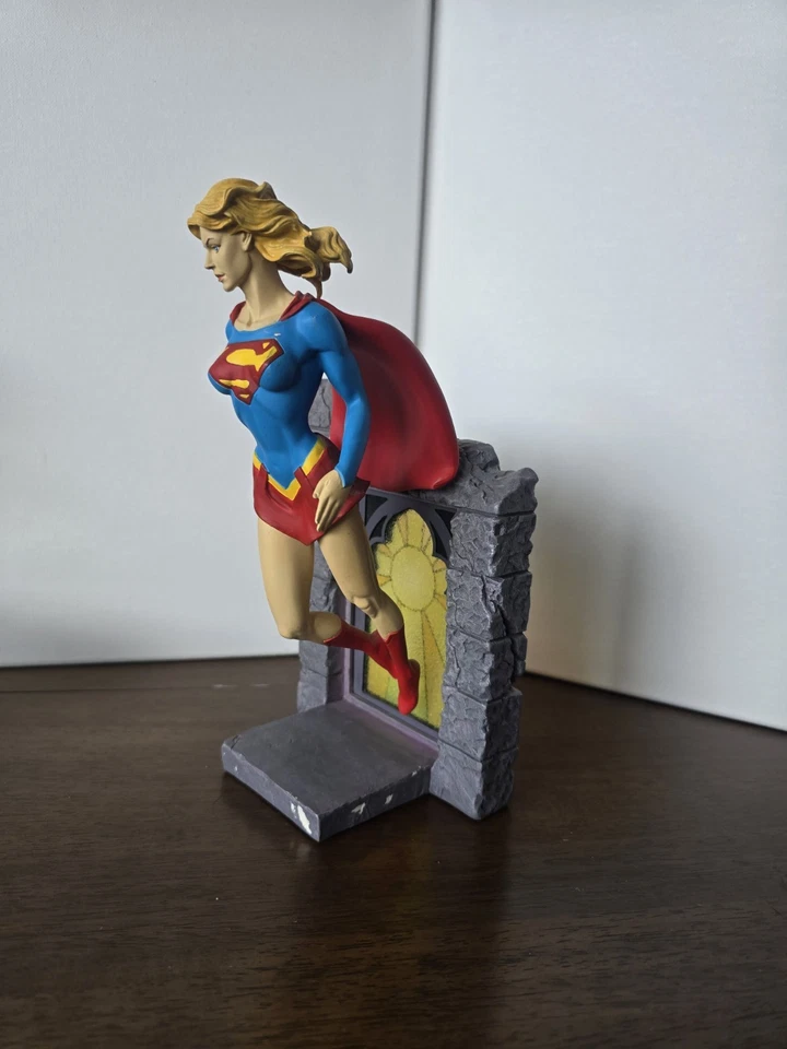 SUPERGIRL - Estatua limitada #1079/2000 10,25"" porcelana fundida en frío por DC Direct Foto 1 de 4