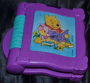 Libro de cuentos de Winnie the Pooh de 6" de Disney tapa dura de plástico 100 acres juguetes de madera - Imagen 1 de 3