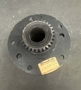 2818 H 1692852 Massey Ferguson Lawn Tractor 2176945SM HUB ASSEMBLY, Wheel, R.H. - Picture 1 of 3