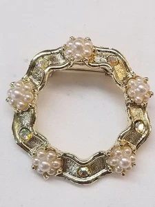 Vintage Ring Circle Circular Faux Pearl Rhinestone Gold Tone Brooch Pin - Picture 1 of 4